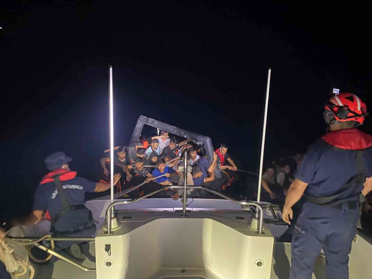 İzmir’de geri itilen 33 düzensiz göçmen kurtarıldı