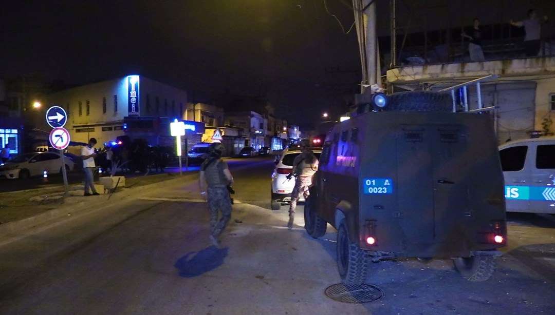 Adana’da polis ekibine silahlı saldırı
