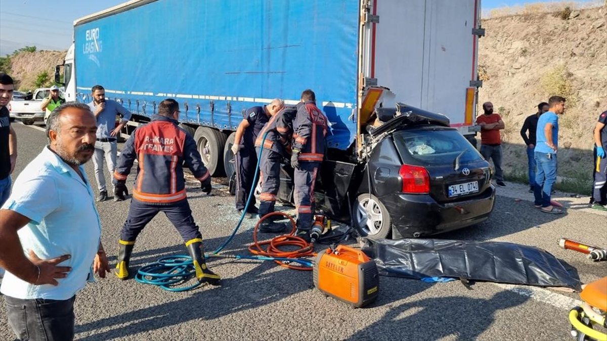 Ankara’da emniyet şeridinde duran tıra otomobil çarptı: 4 ölü,1 yaralı