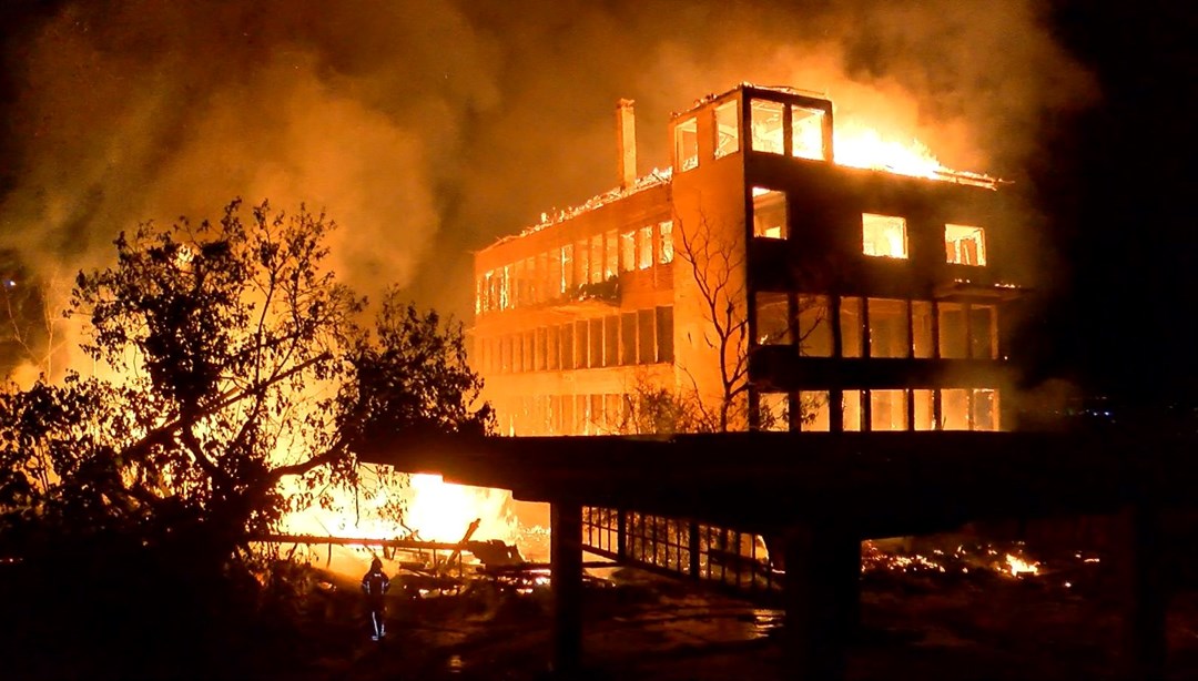 Bursa’da tarihi fabrikada korkutan yangın