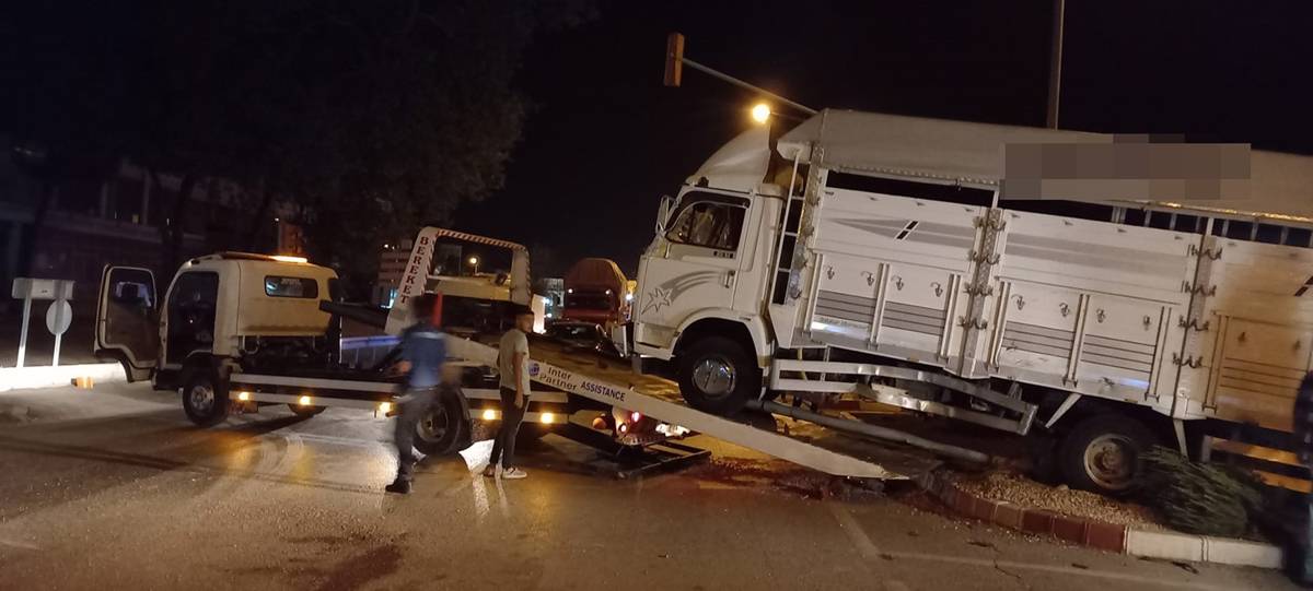 Manisa’da süt kamyoneti ile kamyon çarpıştı