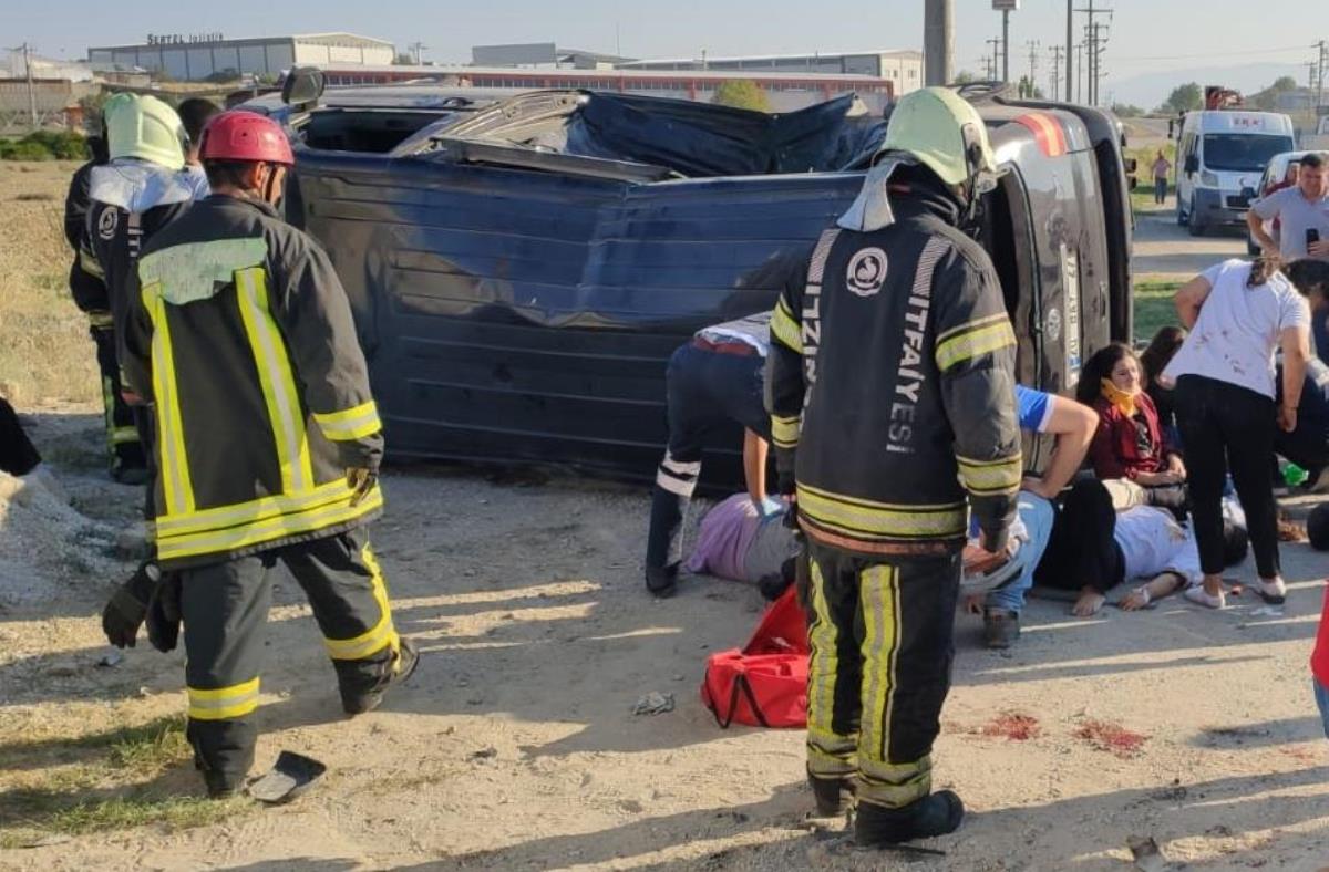 Denizli gündem haberleri | Denizli’de iki minibüsün çarpıştığı kazada 14 kişi yaralandı