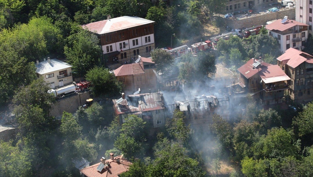 Erzincan’da tarihi ahşap evlerde yangın