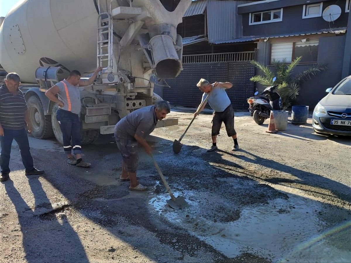 İzmir yerel haberi… Seferihisar’da esnaf, belediyenin kapatmadığı çukurları betonla doldurdu