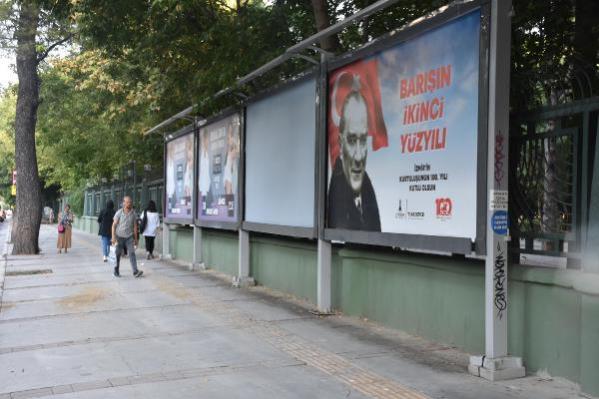 İzmir’de 9 Eylül afişleri tartışma yarattı