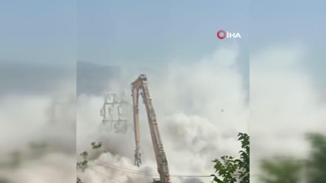 İzmir’de paniğe yol açan yıkım… 10 katlı bina böyle yerle bir oldu