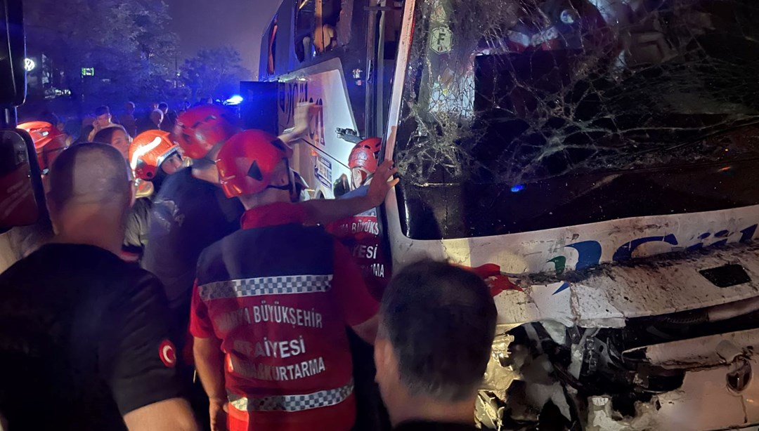 Sakarya’da yolcu otobüsü TIR’a çarptı: 25 yaralı