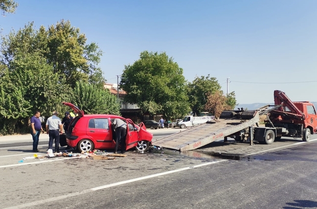 İzmir’de kamyon ile otomobilin çarpıştığı kazada 3 kişi yaralandı