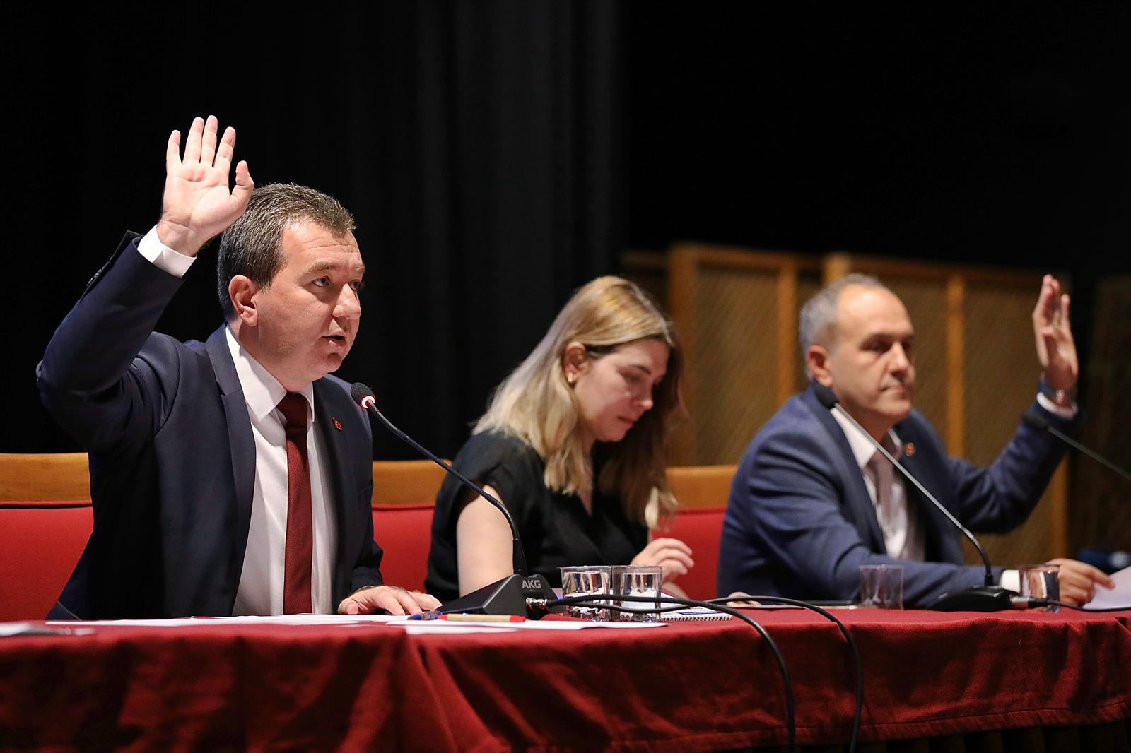 Bergama Belediye Meclis Toplantısı’nda Başkan Koştu Müjdeyi Açıkladı