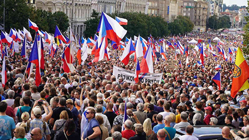 Çekya’da on binlerce kişi hükümeti protesto etti