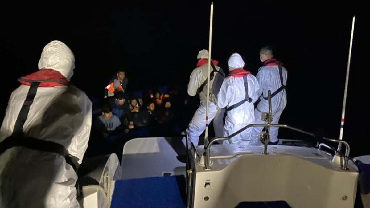 Çanakkale açıklarında 24 göçmen yakalandı