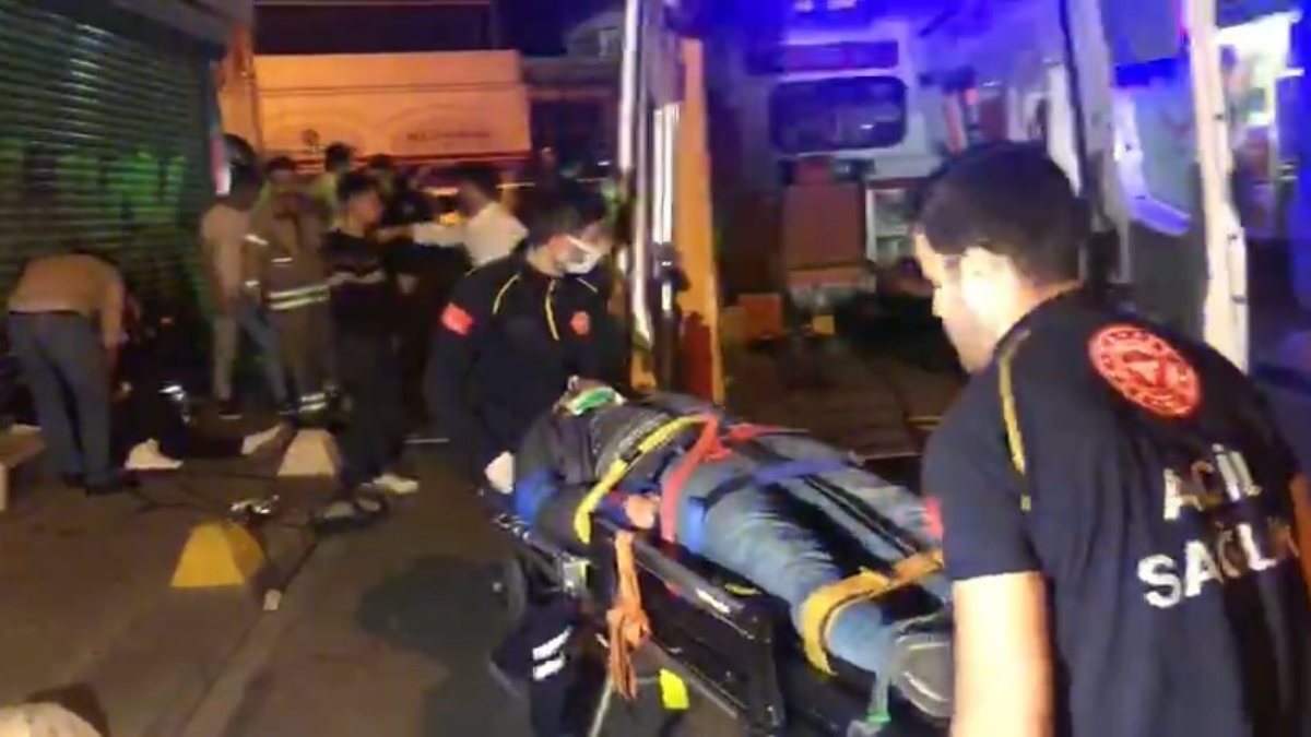 Kadıköy’de bariyerlere çarpan otomobil takla attı: 2 yaralı