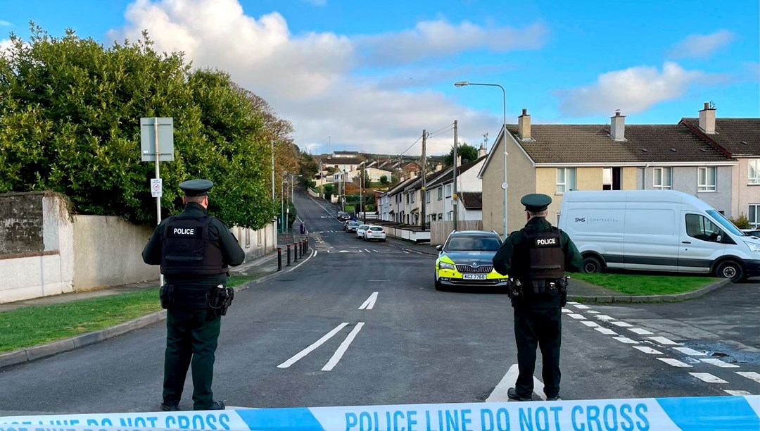 Kuzey İrlanda’da polis aracına bombalı saldırı