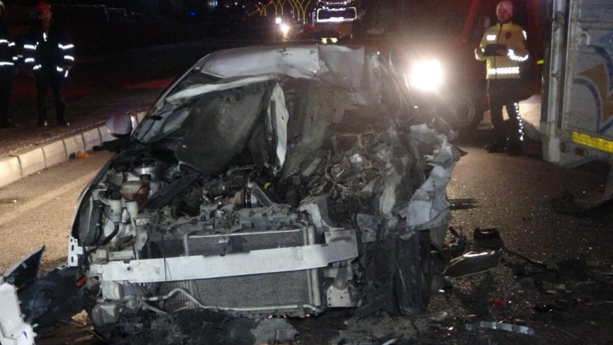 Uşak’ta otomobil büyükbaş hayvan yüklü kamyonete çarptı: 5 kişi yaralandı