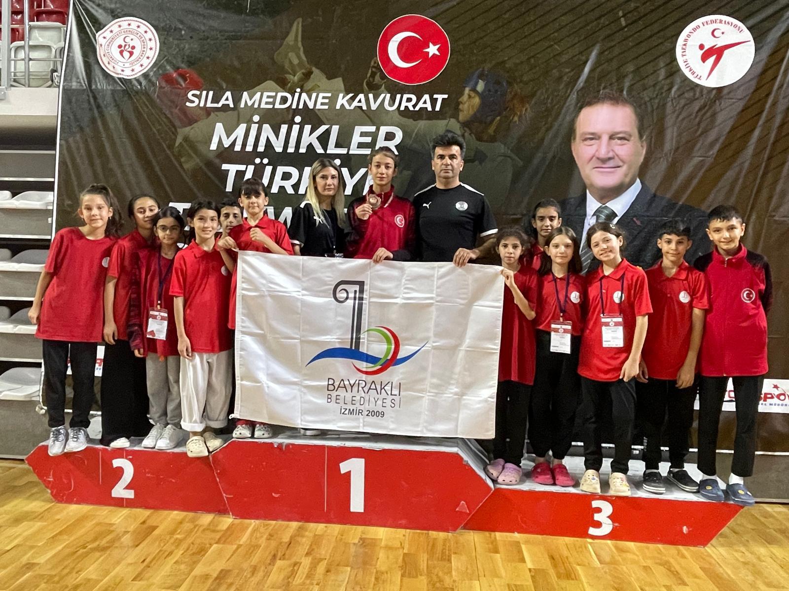 Bayraklılı sporcular Sivas’tan dereceyle döndü